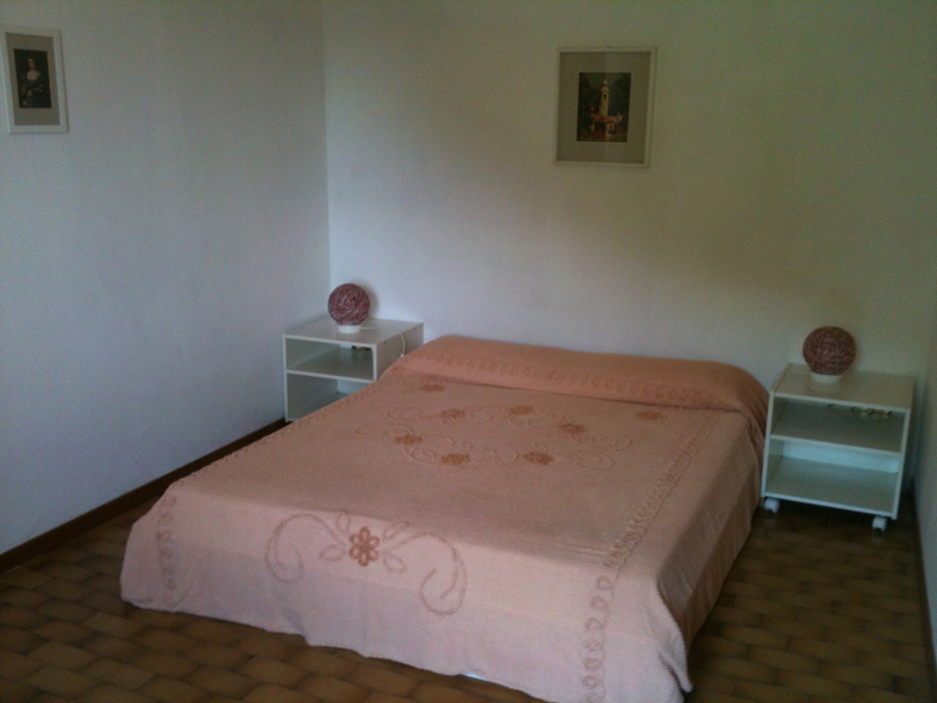 bedroom with dubble bed and lake view
on the mountaines and garden