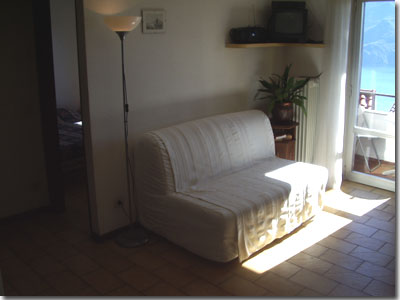 livingroom with sofa bed for 2 sleep
table and chairs,wonderful view lake and muontaines