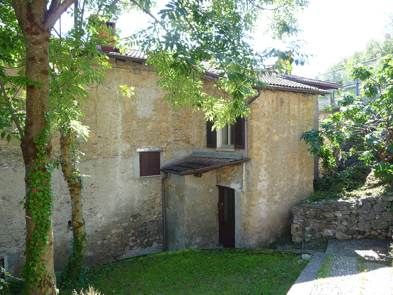 house in a quiet position,very calm,
balcony for brekfast with wonderful lake view,4 km from Menaggio , 2 minutes to Plesio