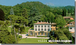 In the heart of Como. Renovation which was completed in July 2011. The apartment is located in a geographically ideal, less than 500 meters from the Duomo and the lake, 100 meters from the walled city, 100 meters from the railway station north of Milan, very quiet and equipped with every comfort, well cared for dcor in the heart of Como city of art, relaxation, fun and good food. EASY 'FOR PARKING OR OTHER PUBLIC TO 200 MT. AUTOSILO 
